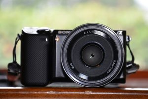 Read more about the article Sony SEL-35F18: Parempaa kuvanlaatua NEX-kameroilla